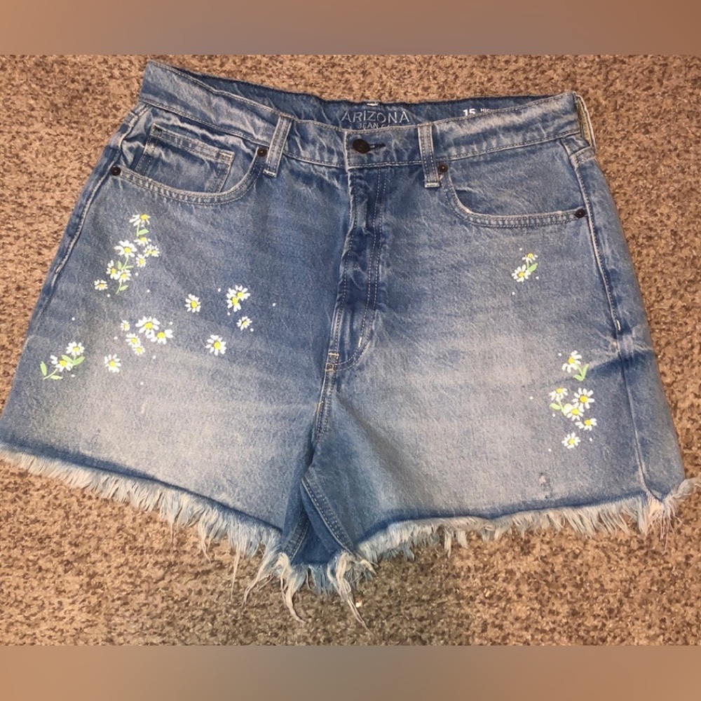 Arizona Jean Company Denim Shorts w Daisy Flower Print
